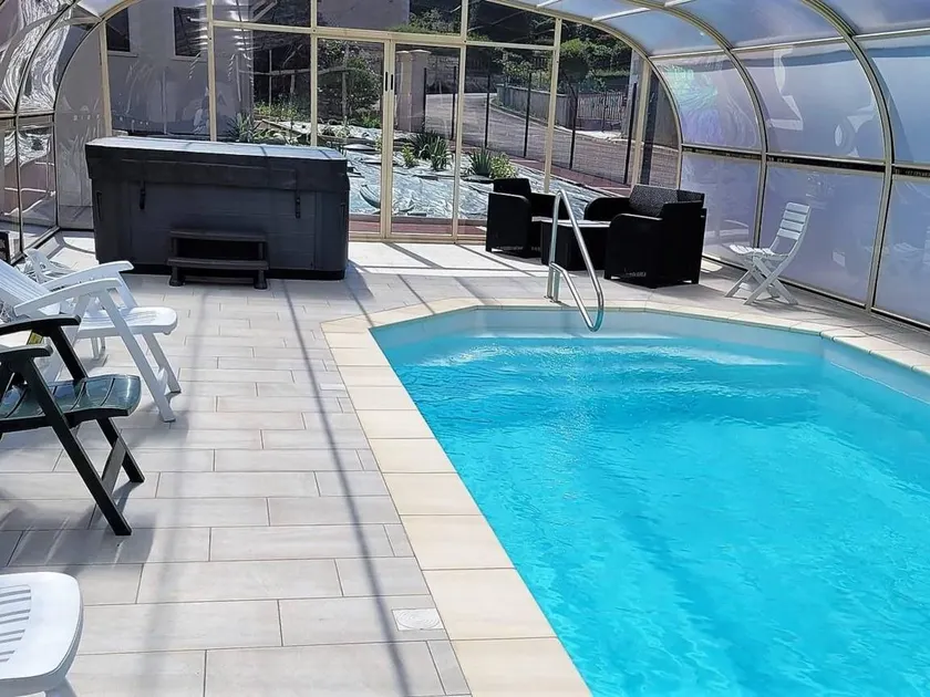 Relaxing getaway with pool, spa, and parking - Image 1