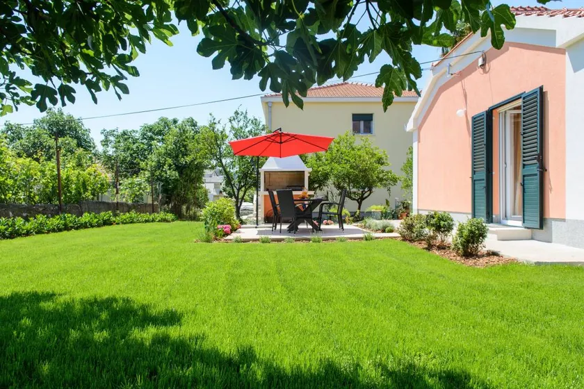 Holiday home with garden & terrace - Image 1