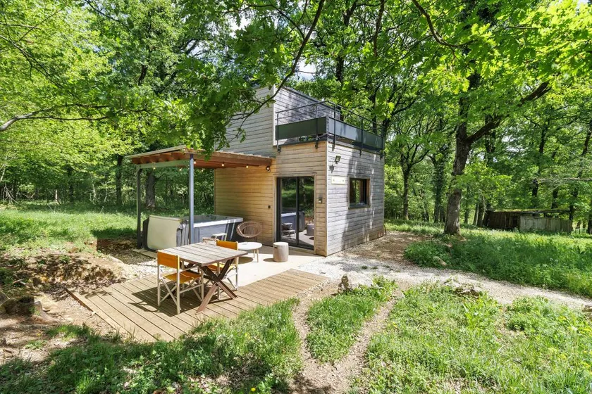 Merveilleuse maison de vacances adaptée aux familles avec piscine, barbecue et terrasse | Vue jardin - Image 1