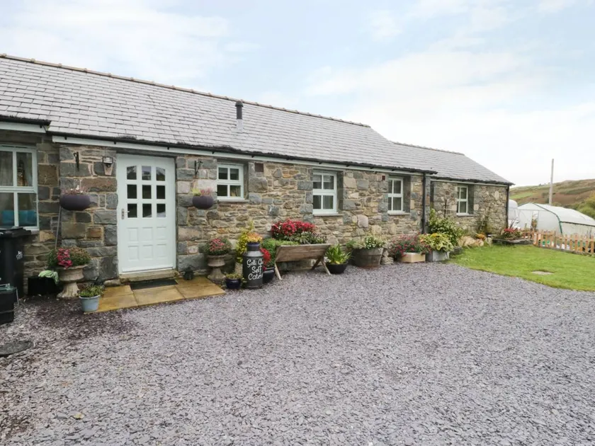 Cottage with garden & hot tub - Image 1