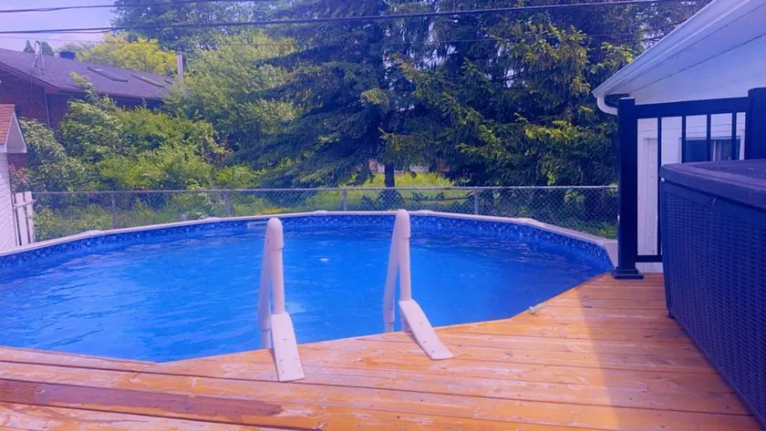 Serene Basement Retreat with Shared Pool Access in Sainte-Catherine - Image 1