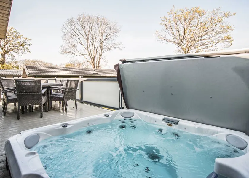 Chalet with hot tub & terrace - Image 1