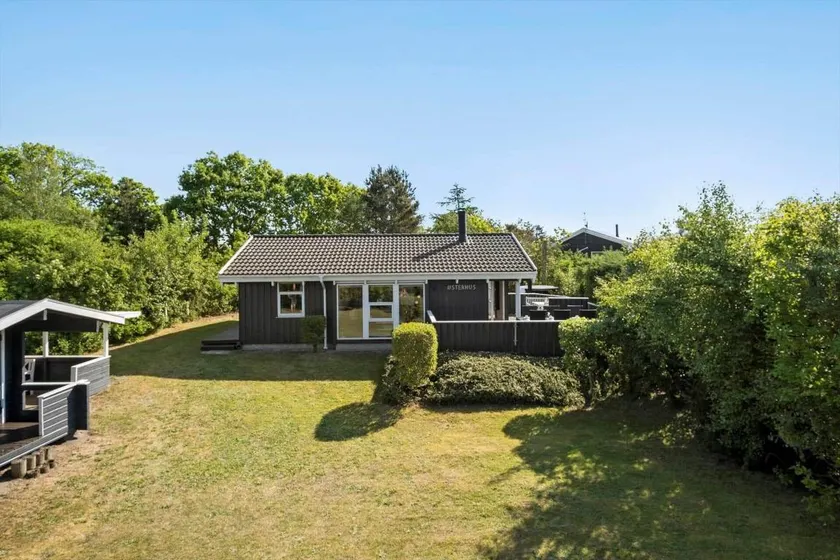 House with terrace, barbeque & garden - Image 1