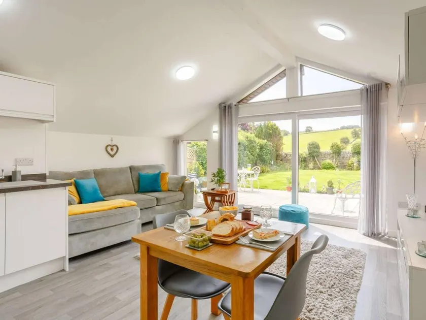 Fully equipped lodge with garden | Pet-friendly - Image 1