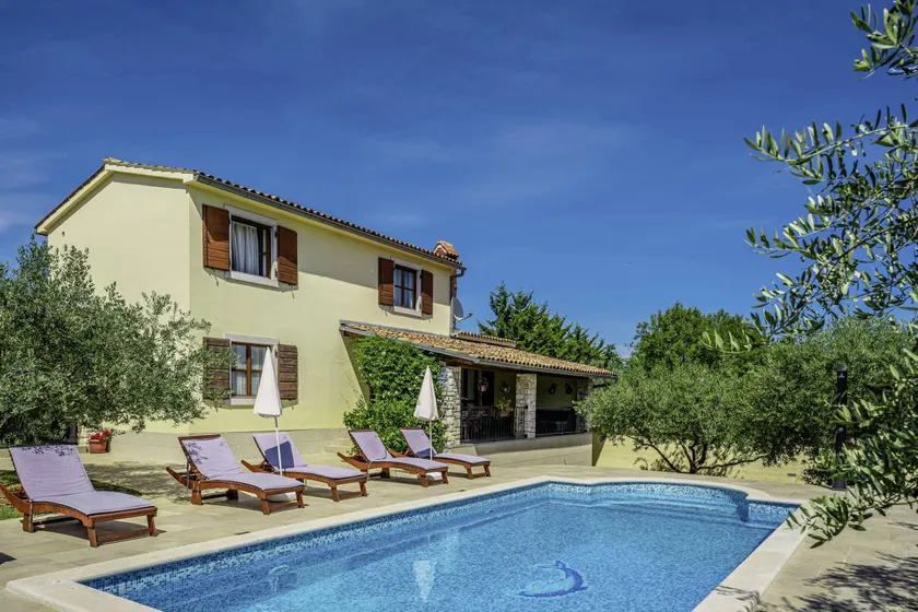 Villa with private pool, garden & BBQ - Image 1