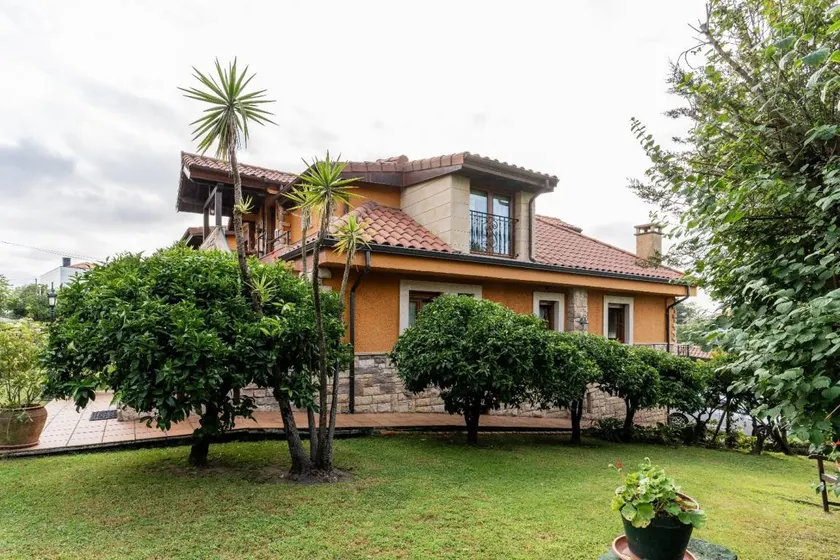 Double Violeta Room with Mountain Views, Shared Terrace, and Wi-Fi - Image 1