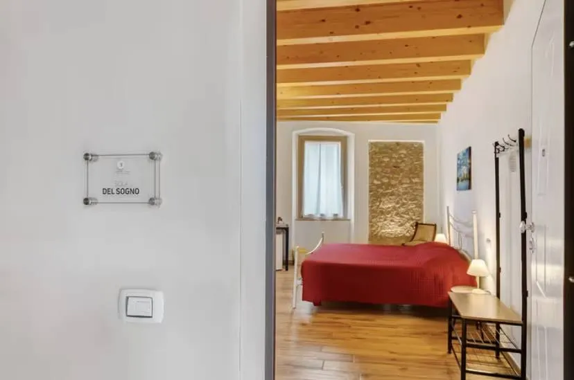 Private room with terrace, pool & garden - Image 1