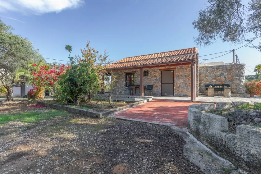 Holiday home with terrace & garden | Mountain view | Perfect for remote work - Image 1