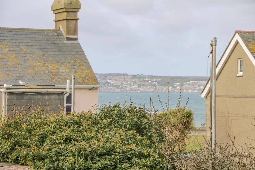 Cottage with hot tub & garden | Beach nearby - Image 1