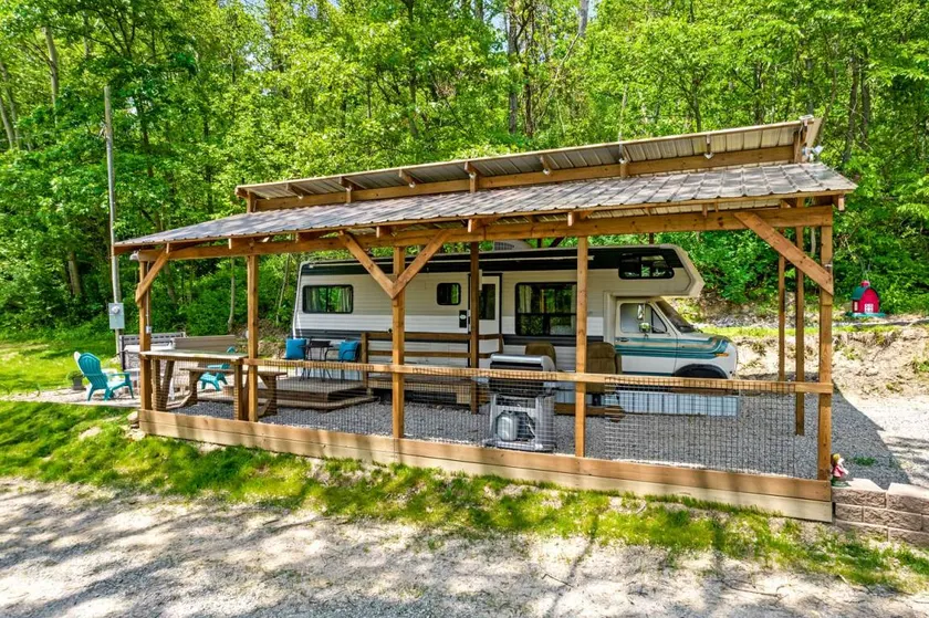 Gorgeous Caravan Glamping Escape for Four in Dover, Ohio - Image 1