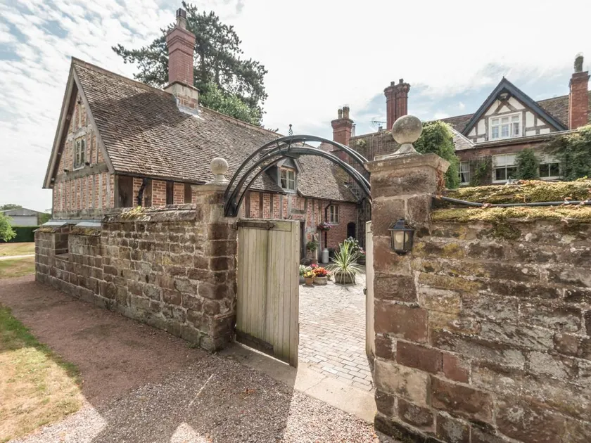 Cottage with garden - Image 1