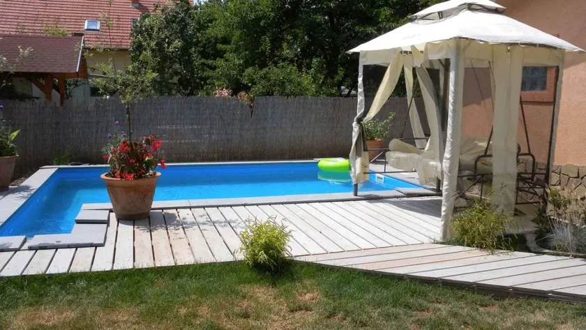 Pleasant apartment with garden, pool & barbecue - Image 1
