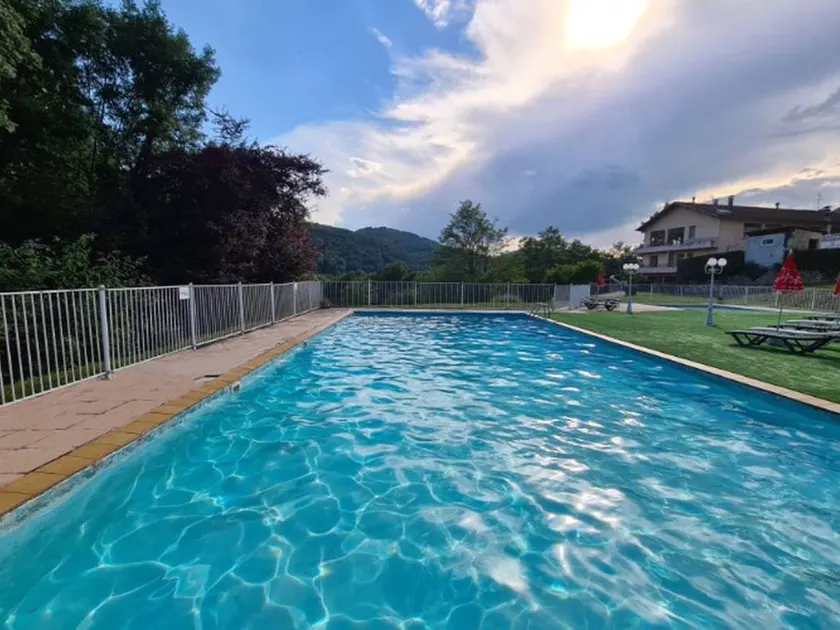 Mobile home with pool - Image 1