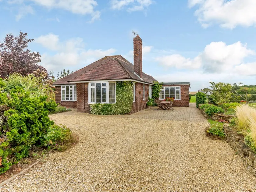 Cottage with garden & barbeque | River view - Image 1