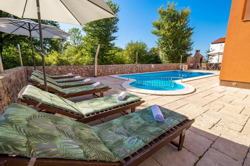 Apartment with barbeque | Garden view - Image 1