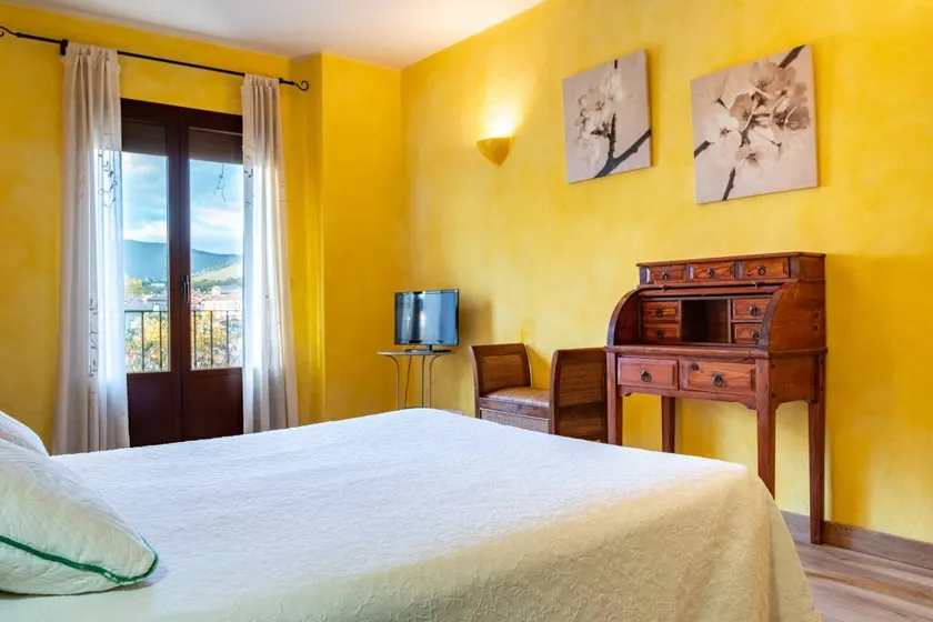 Private room with terrace, pool & garden | Mountain view - Image 1