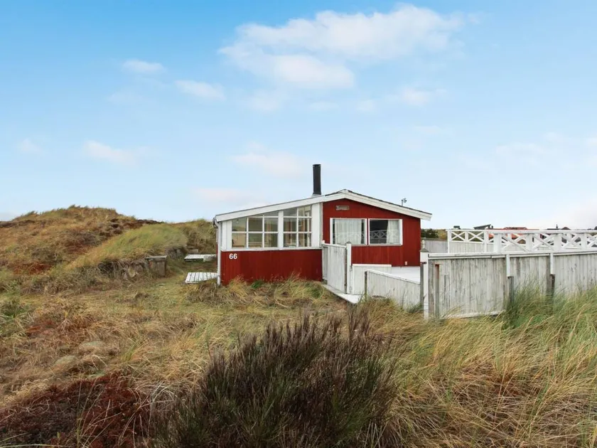 Family-oriented holiday home with terrace - Image 1