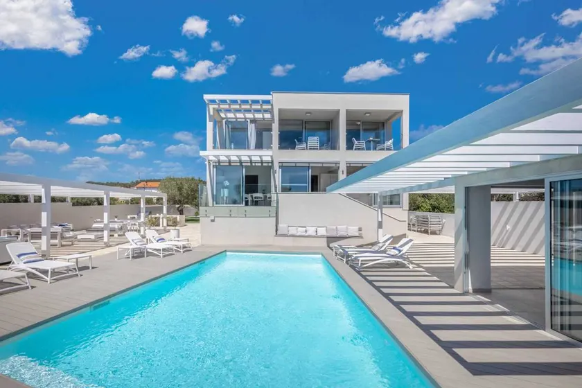 Villa mit Garten, Terrasse und Pool | Poolblick - Image 1