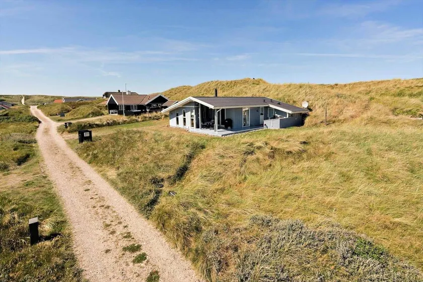 Holiday home with BBQ & terrace - Image 1