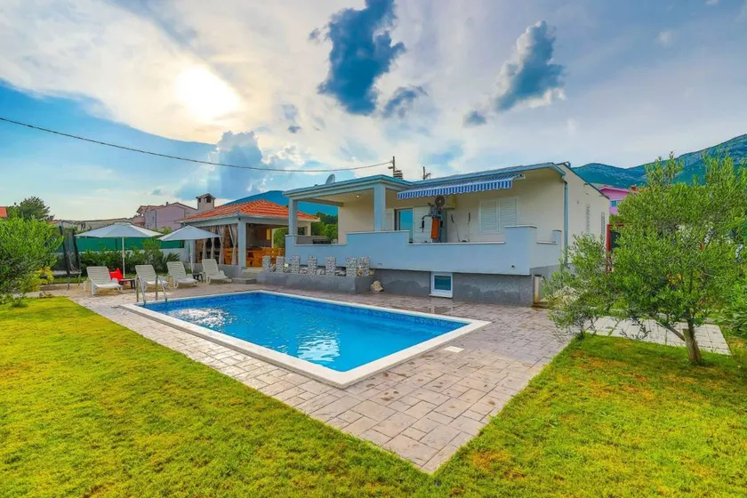 Ferienhaus mit Garten, Pool und Grill - Image 1