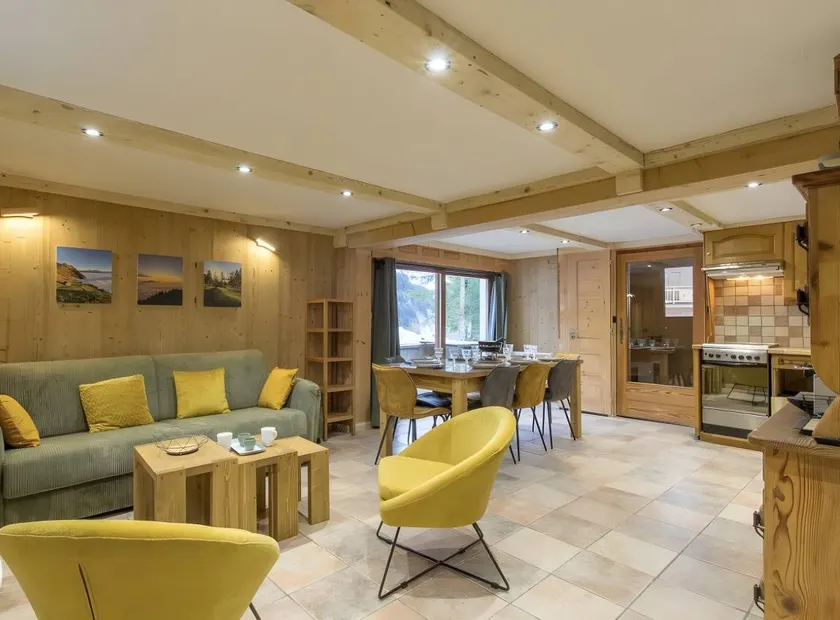 Beautiful holiday apartment with garden, terrace & barbecue | Next to the ski - Image 1