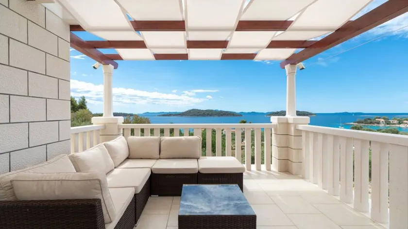Fully equipped holiday home with pool, terrace & barbeque | Sea view | Pets allowed - Image 1