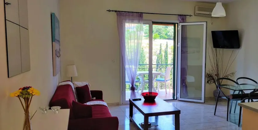 Flat with garden, barbecue & terrace | Water view - Image 1