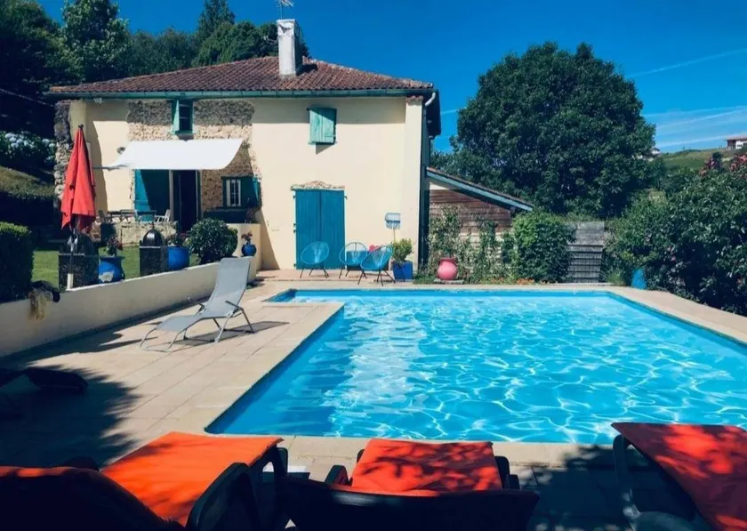 Maison avec terrasse, barbecue et jardin | Vue piscine - Image 1
