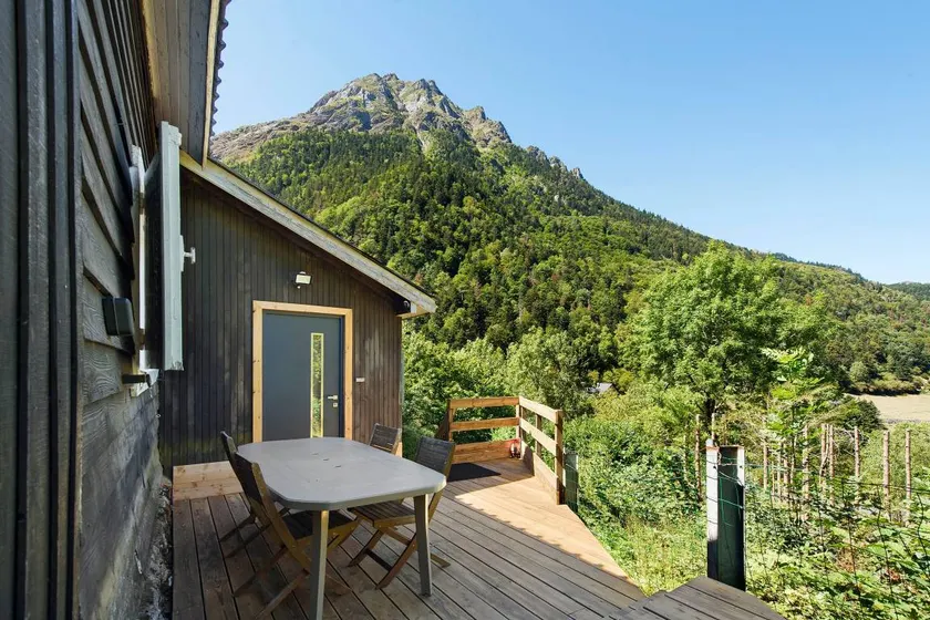 Chalet apta para familias con terraza, jardín y barbacoa | Vistas a la montaña - Image 1