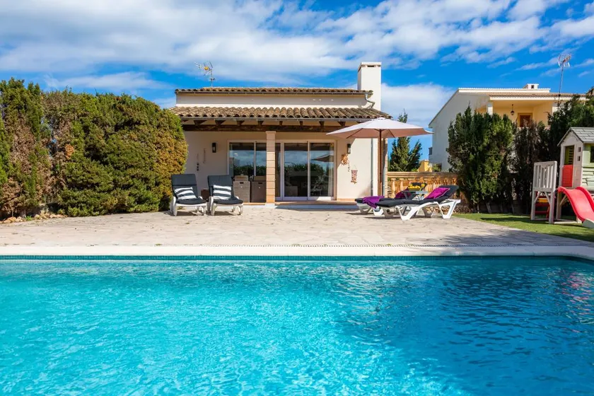 Holiday home with pool, garden & BBQ | Garden view | Suitable for remote work - Image 1