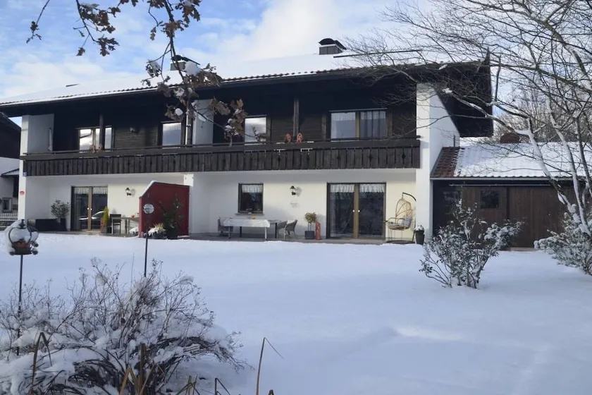 Holiday home with garden & terrace - Image 1