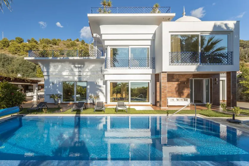 Villa with pool, garden & terrace | Sea view - Image 1