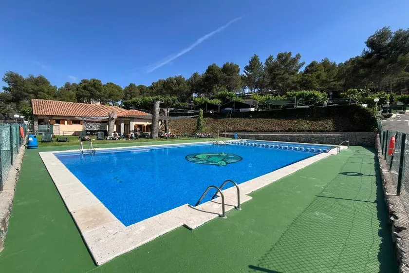 Bungalow mit Terrasse, Pool und Garten - Image 1