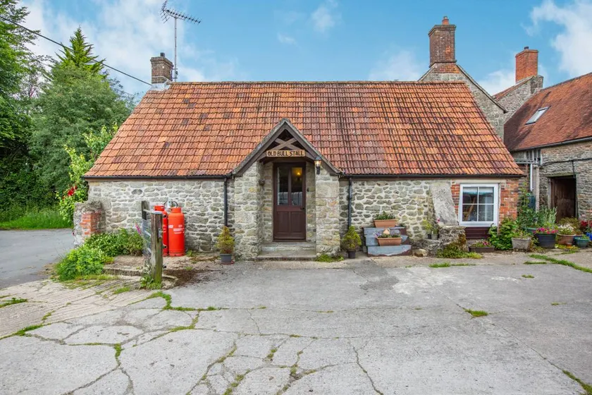 Cottage with garden - Image 1
