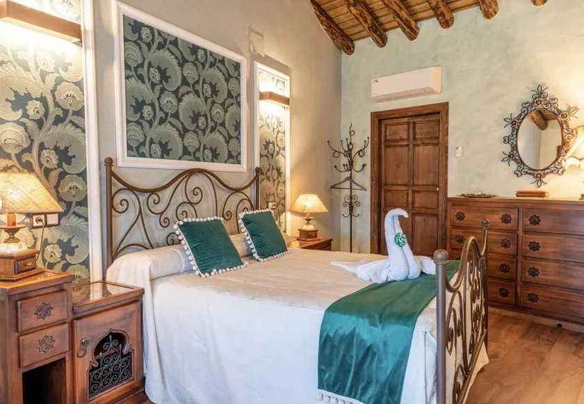 Dedicated room with pool, terrace & barbecue | Suitable for remote work - Image 1