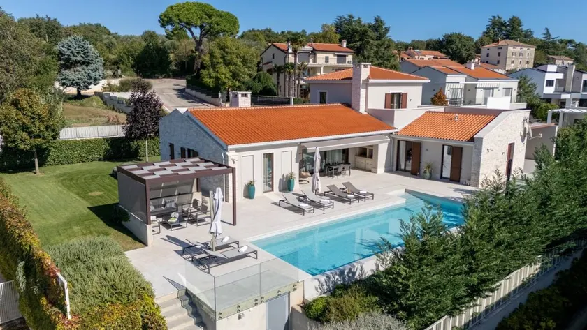 Voll ausgestattete weiträumige Villa mit Garten, Sauna und privatem Pool | Meerblick - Image 1