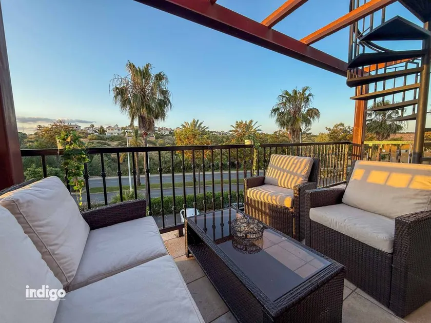 Appartement adapté aux familles avec terrasse et piscine - Image 1