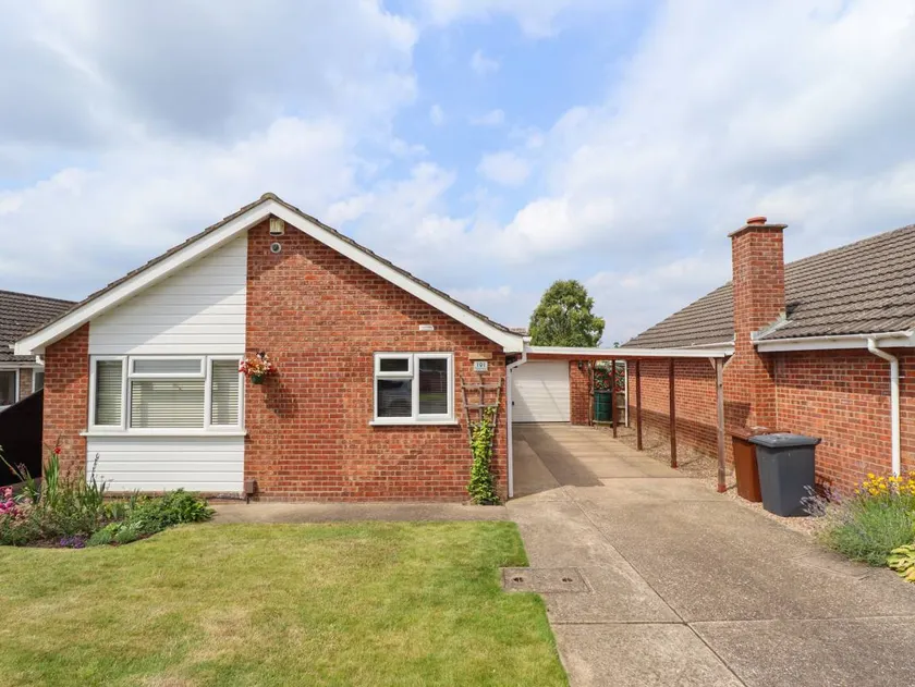 Cottage with garden - Image 1