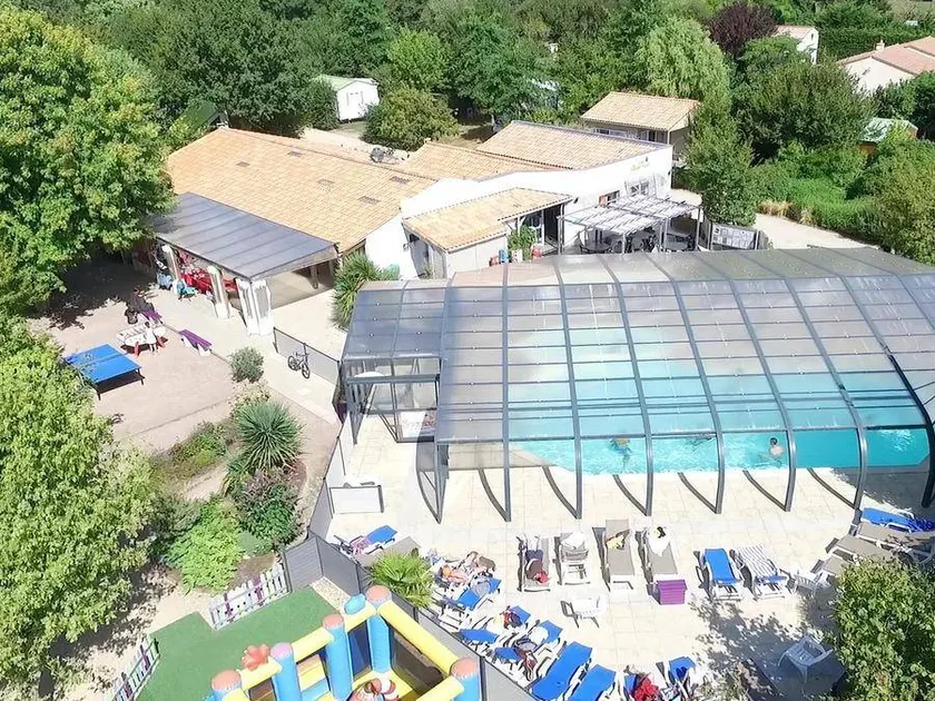 Chalet with heated pool & terrace - Image 1