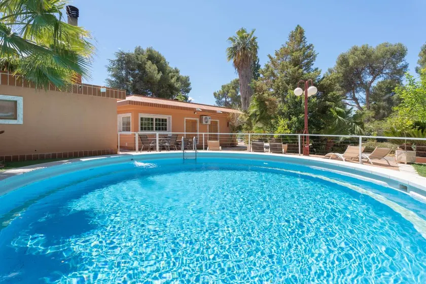 House with barbecue, terrace & private pool | Garden view - Image 1
