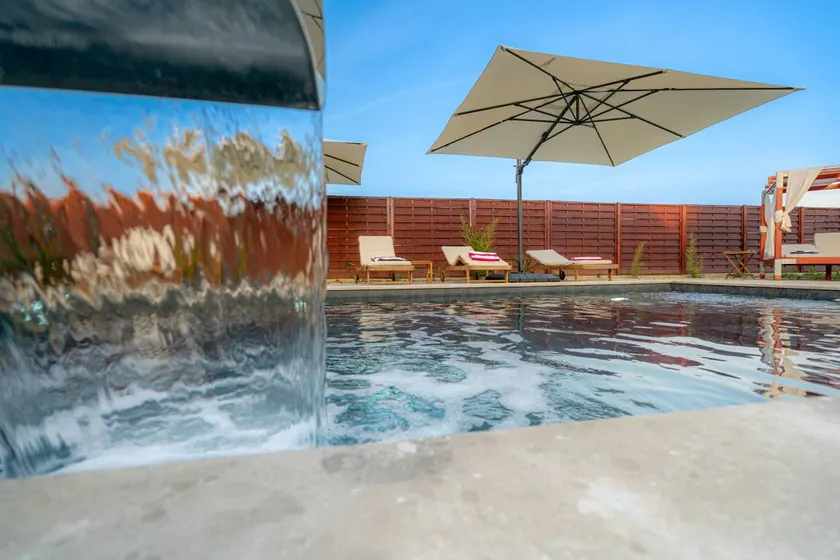 Voll ausgestattetes geräumiges Ferienhaus mit Grill, beheiztem Pool und Terrasse - Image 1