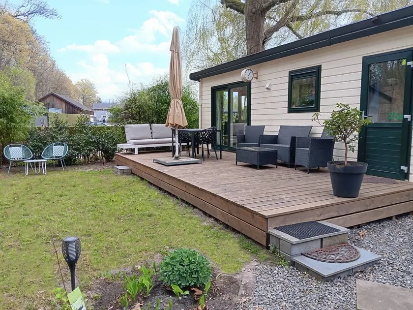 Chalet con jardín, piscina y terraza - Image 1