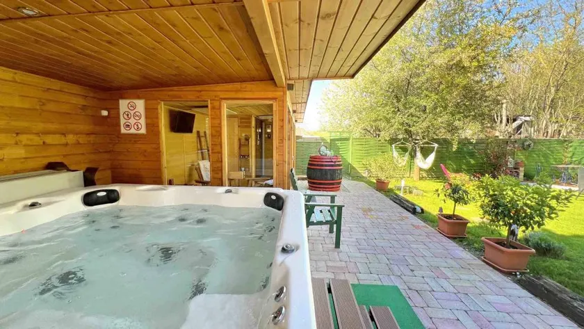 Holiday home with sauna, jacuzzi & garden - Image 1
