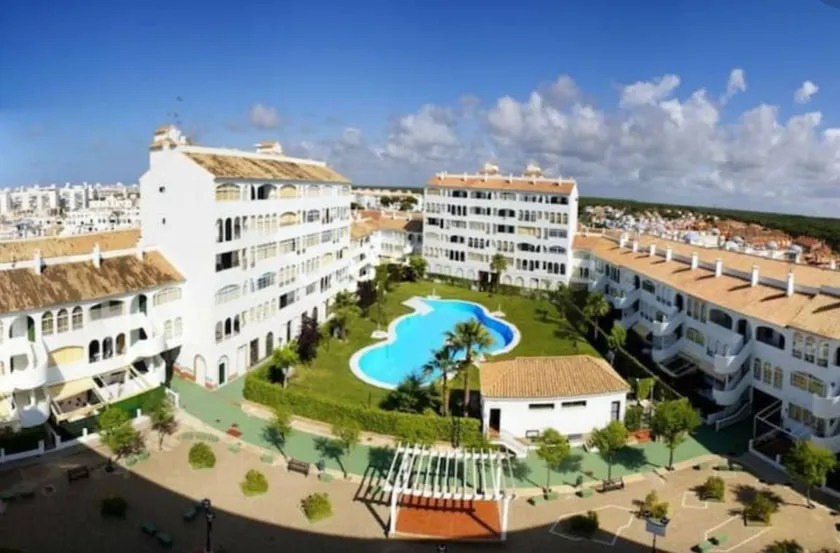 Flat with terrace & pool | City view - Image 1