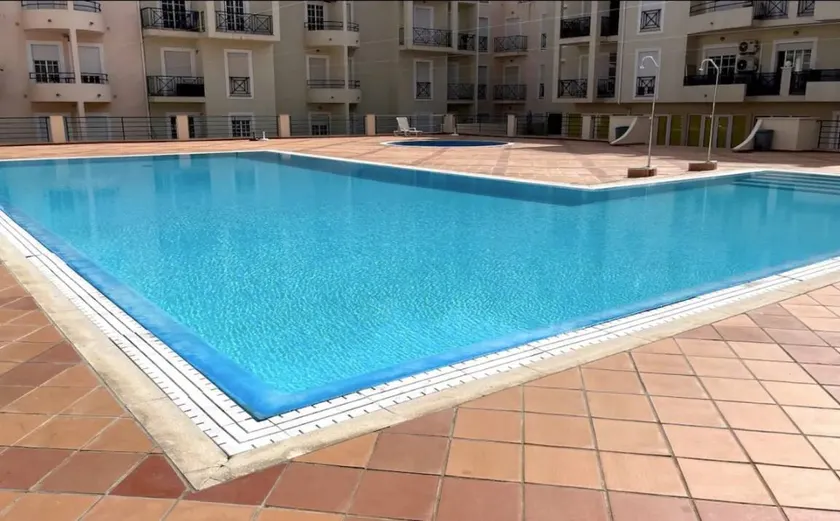 Appartement avec terrasse et piscine - Image 1
