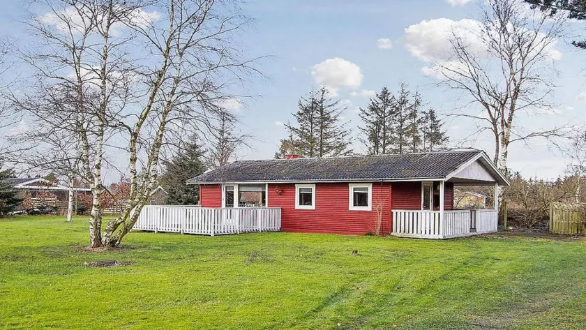 Holiday home with terrace & garden - Image 1