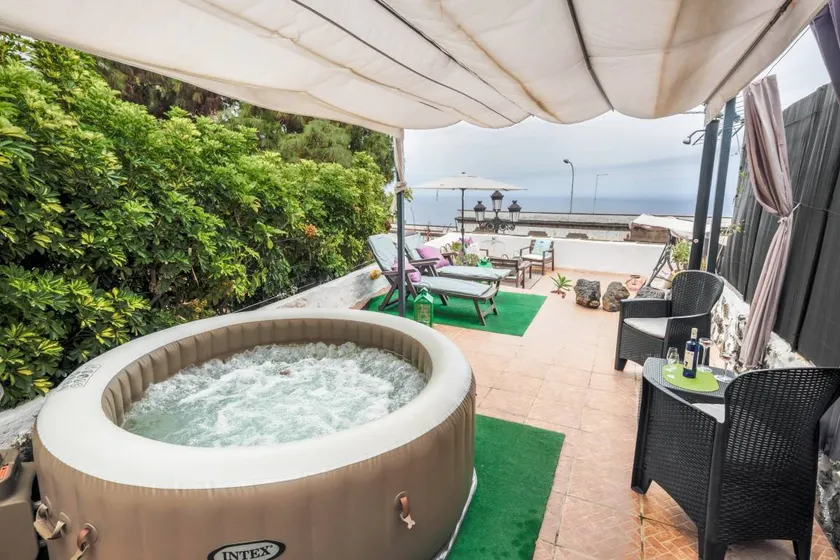 House with hot tub & terrace | Sea view - Image 1