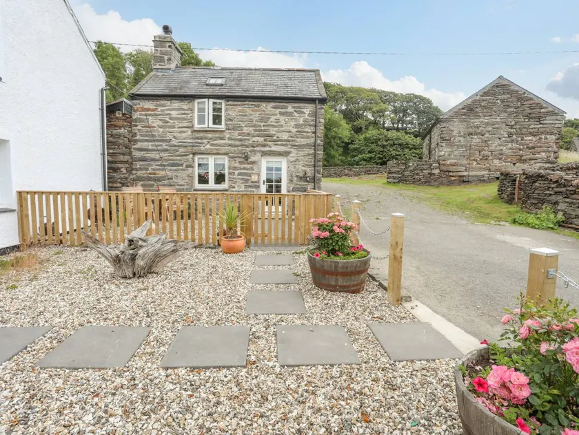 Cottage with garden - Image 1