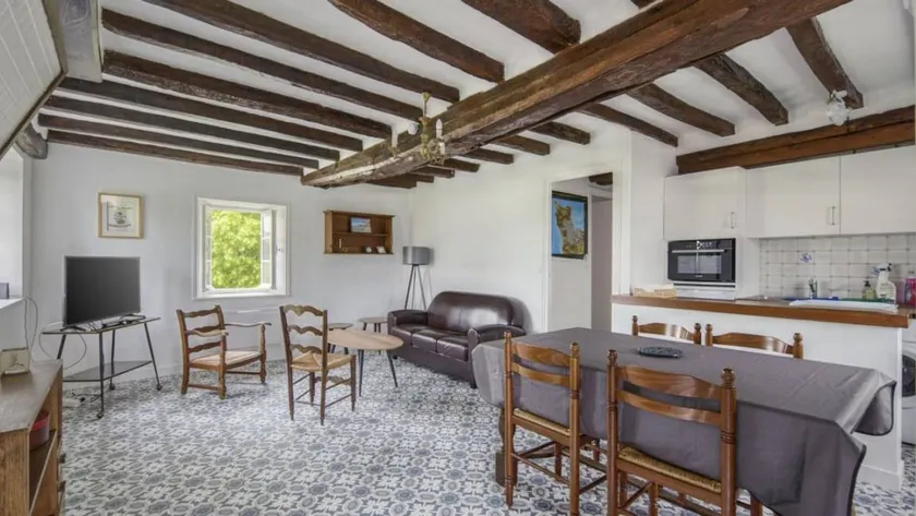 Charming holiday home with BBQ & garden - Image 1