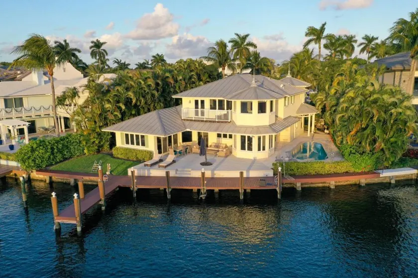 9108, 3 Bed 3 Bath Main Intracoastal location with Stunning views - Image 1